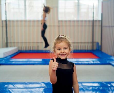 bambina trampolino